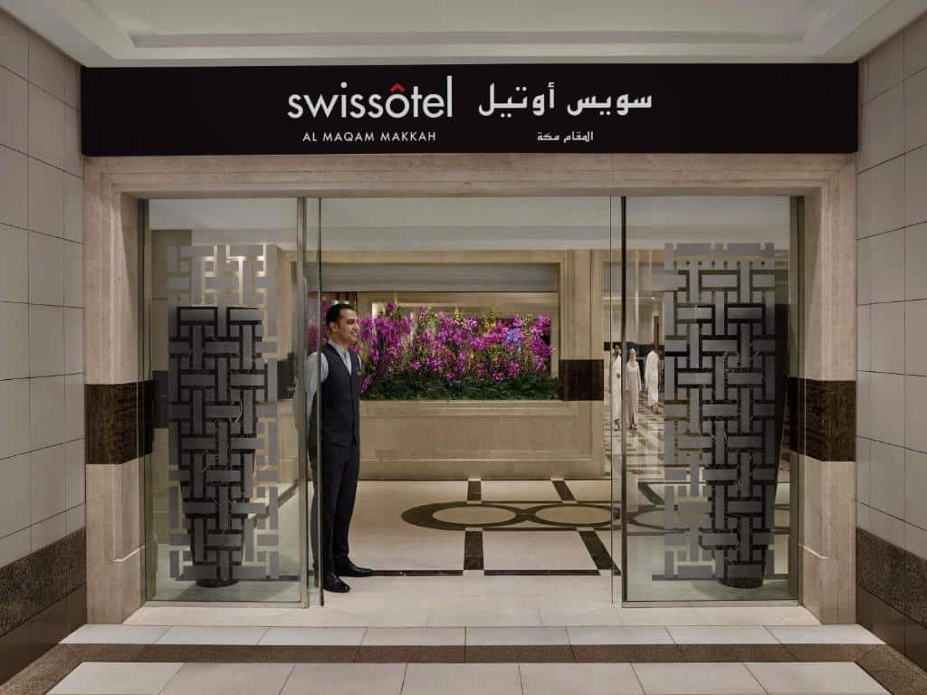 الواجهة والمداخل الخارجية